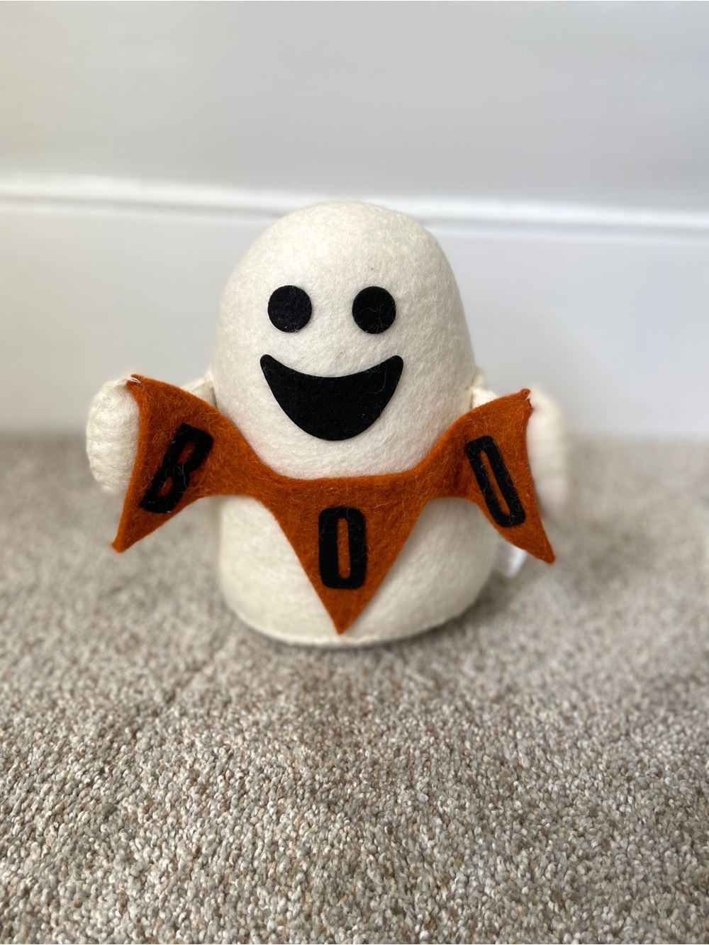 NWOT TJ Maxx Halloween Felt Wool Ghost Tabletop Decor with Orange BOO Banner - Picture 3 of 15